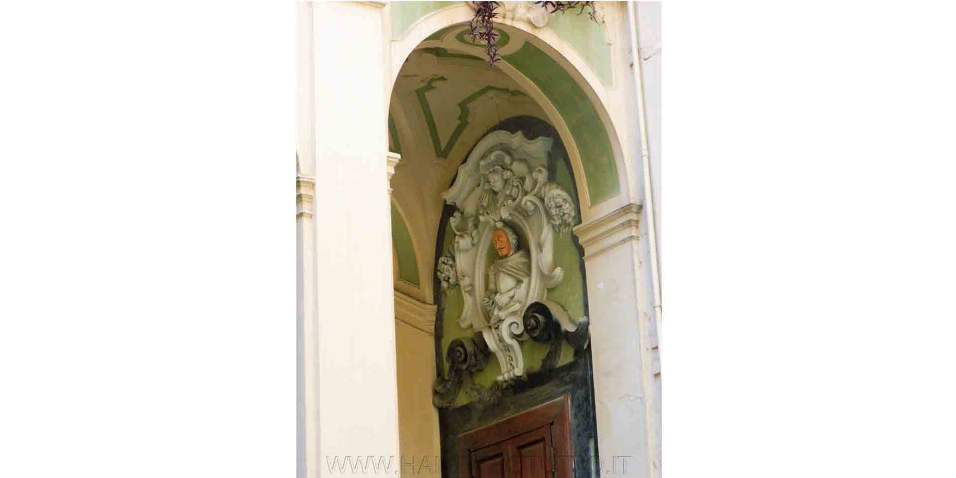 palazzo dello Spagnuolo set anche di importanti film come Giudizio Universale e Piedone lo Sbirro è inoltre decorato da stucchi in stile barocco