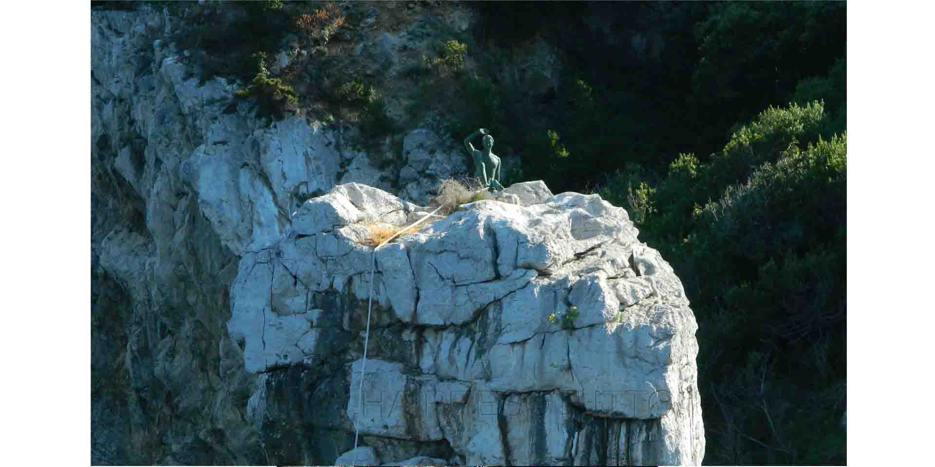 “Gennarino” statua in bronzo di questo piccolo scugnizzo napoletano che saluta chi a Capri arriva soprattutto donne e protegge chi per mare ogni giorno vaga