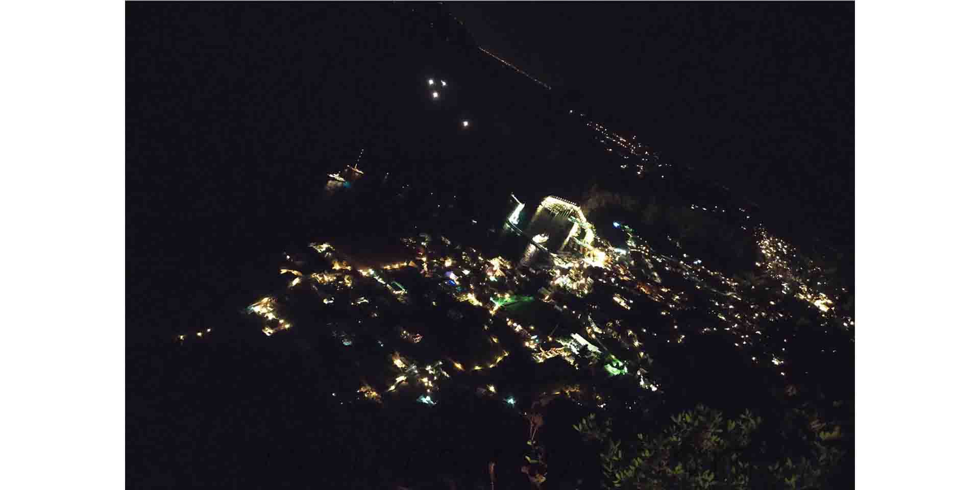 Vista dall’alto di Capri in modalità notturna
