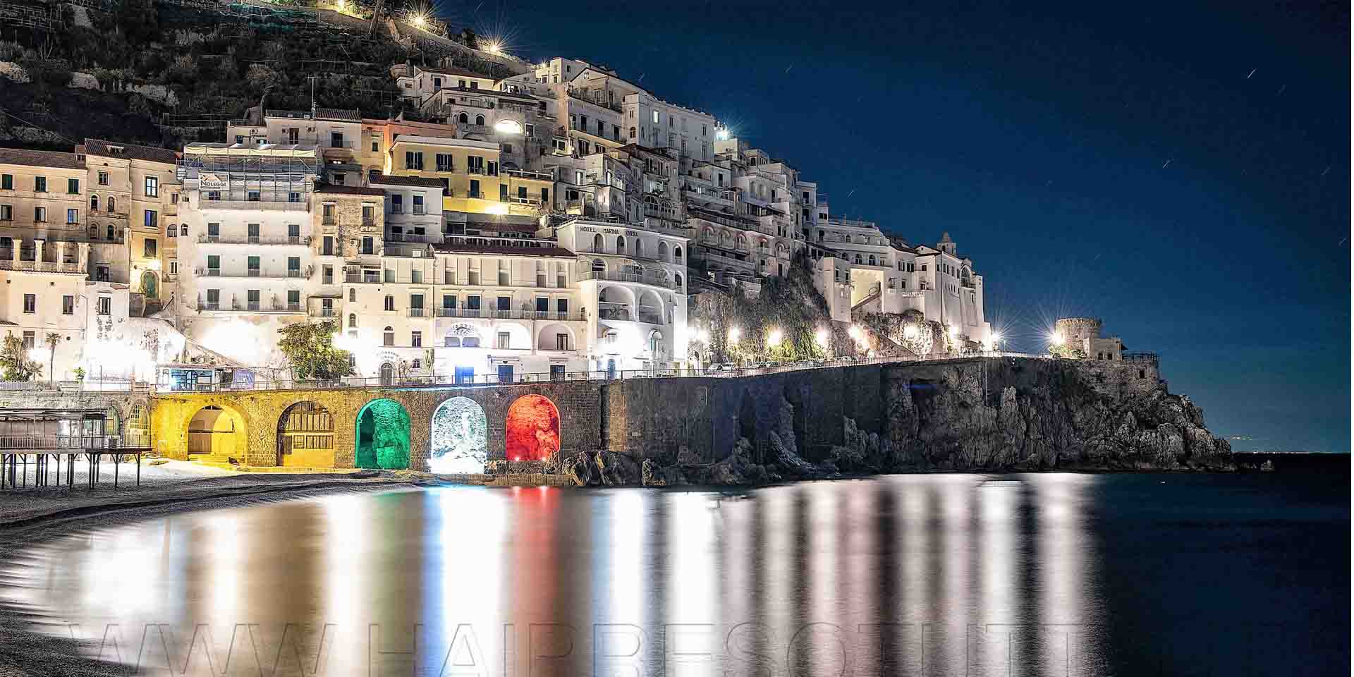 Amalfi vista spiaggia illuminata con il tricolore (Foto Michele Abbagnara)
