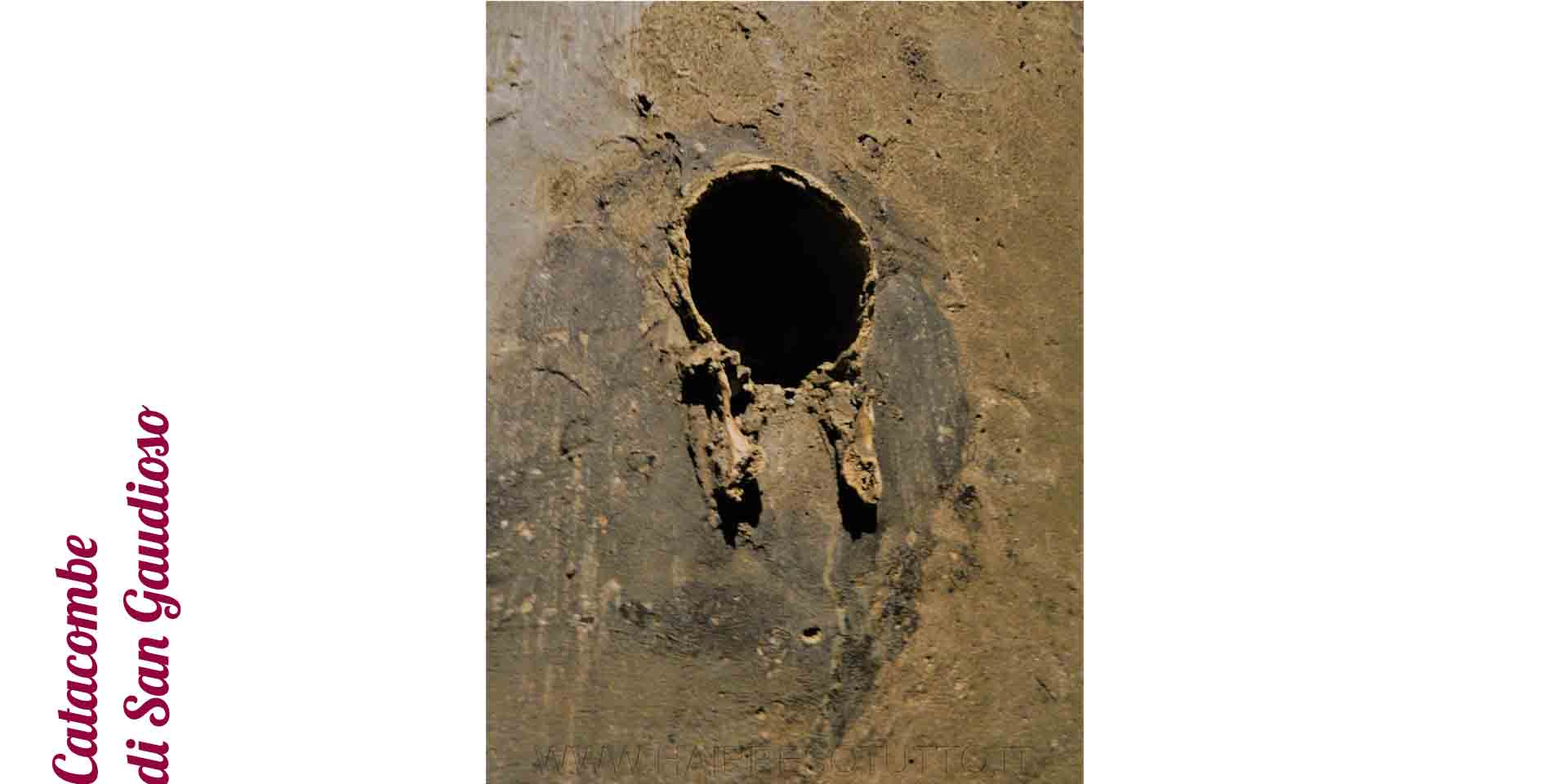 Napoli catacombe, particolare del cranio murato a memoria del defunto