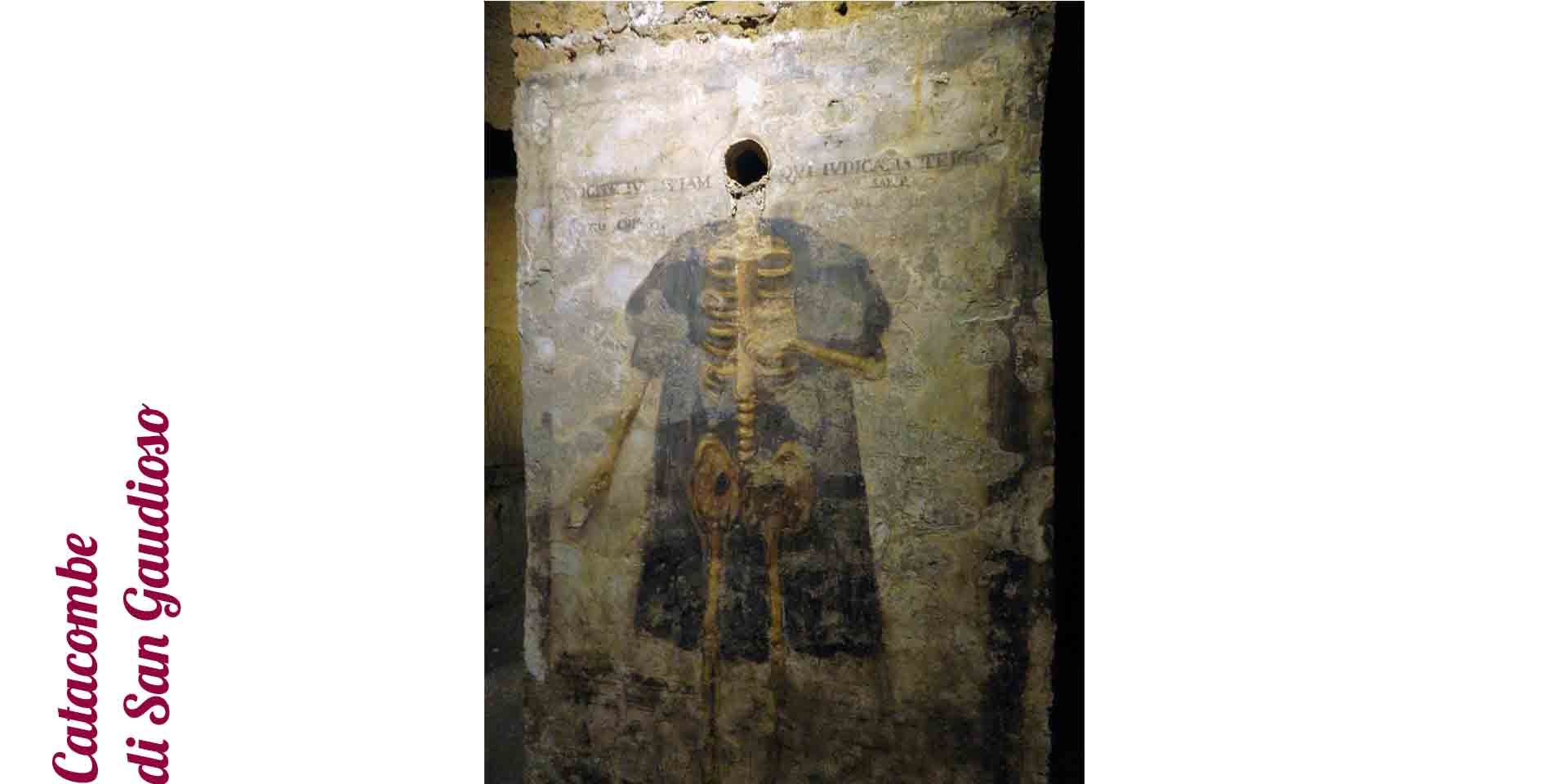 Napoli catacombe, teschio murato con il corpo affrescato su parete uomo