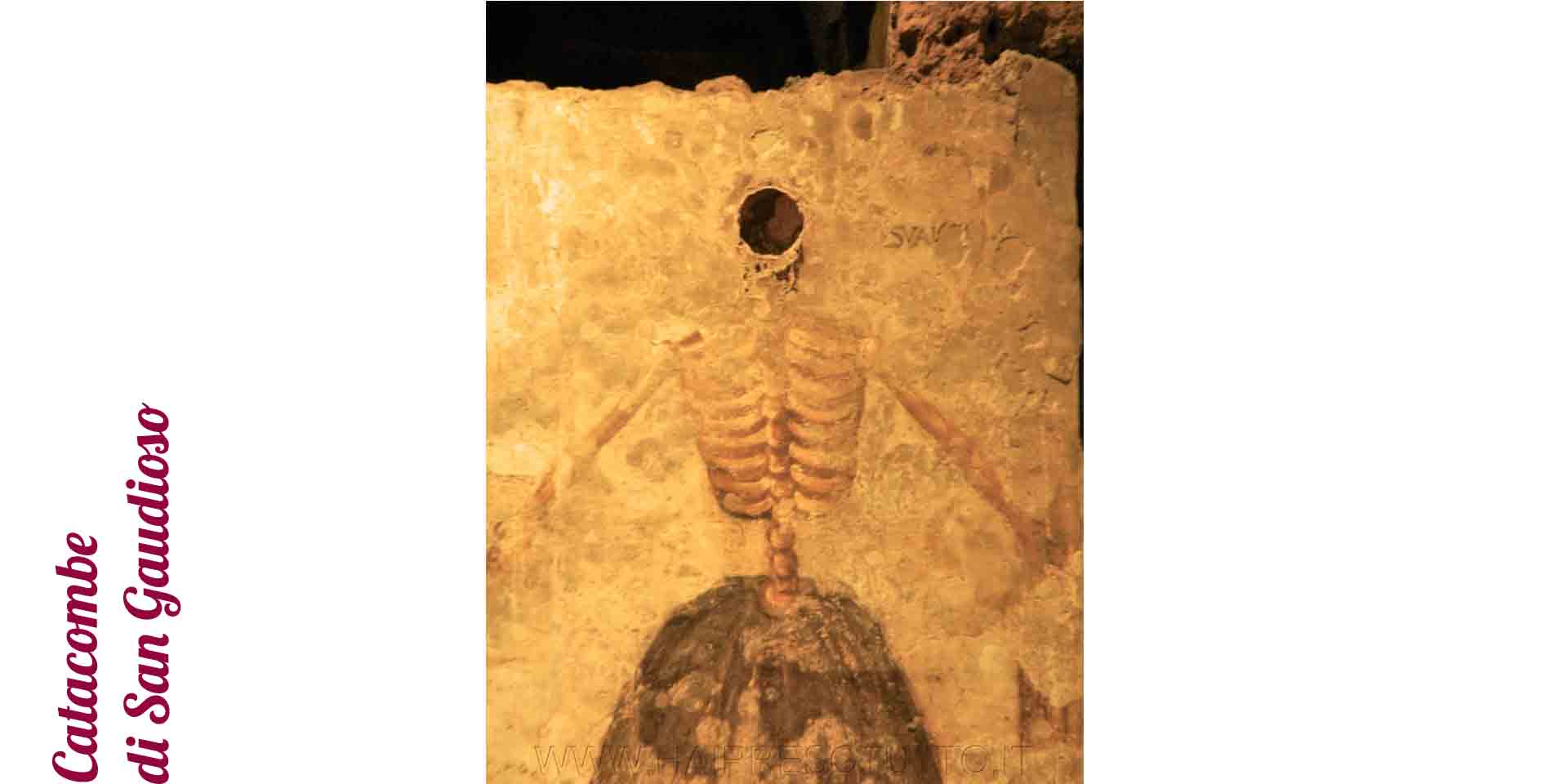 Napoli catacombe, teschio murato con il corpo affrescato su parete donna